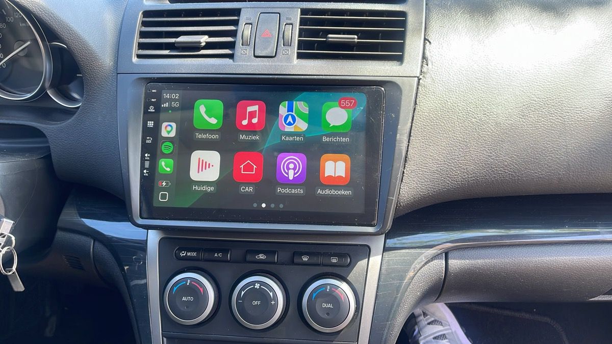 Apple CarPlay-scherm ingebouwd in een Mazda 6