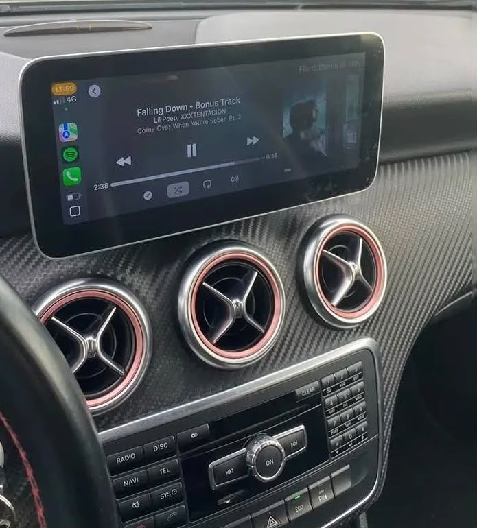Breedbeeldscherm met Apple CarPlay in een Mercedes A-klasse