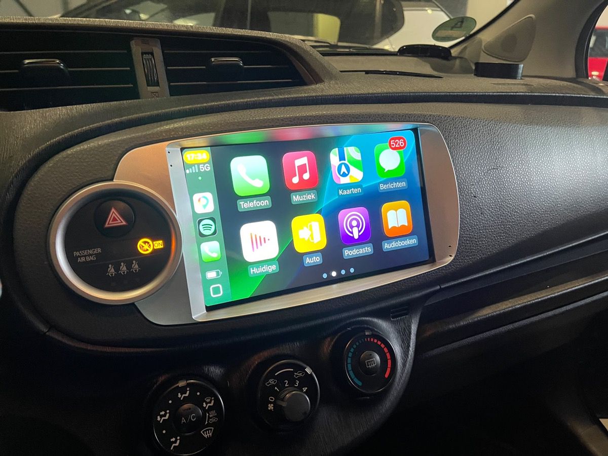 Toyota Yaris met nieuw ingebouwd CarPlay-scherm in de werkplaats